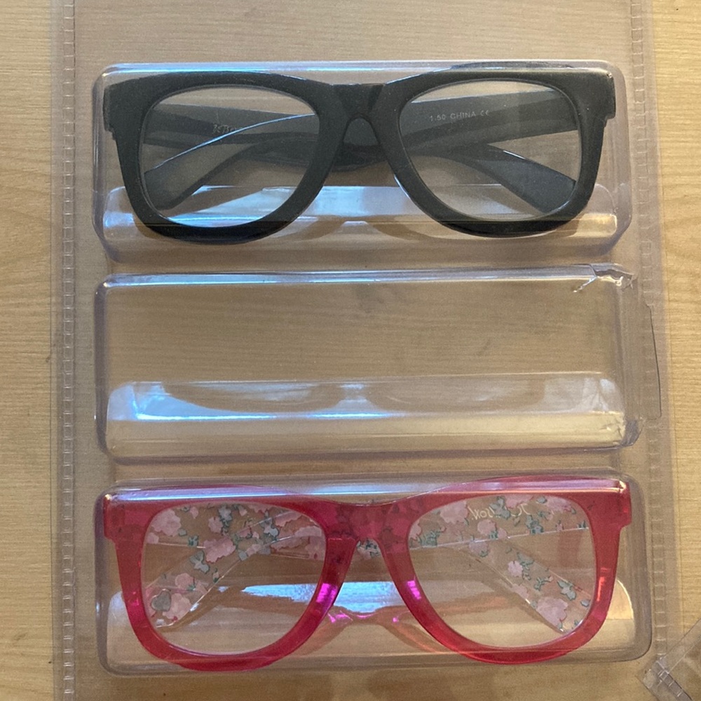 Betsey Johnson 1.50 readers